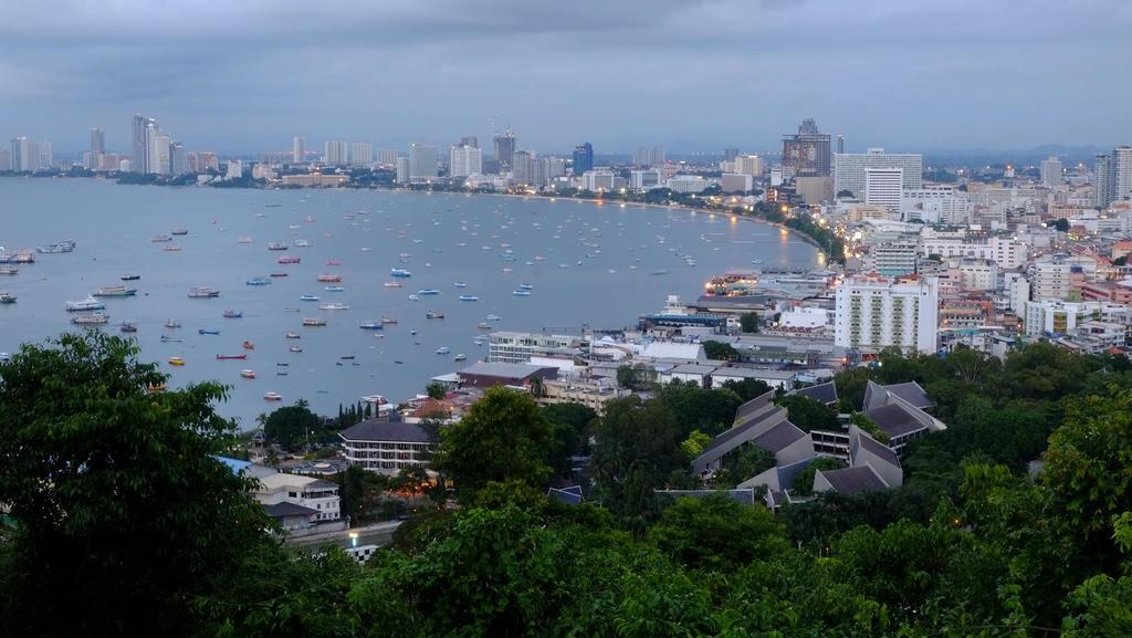 Peak Tower In Phatumnak Pattaya Extérieur photo