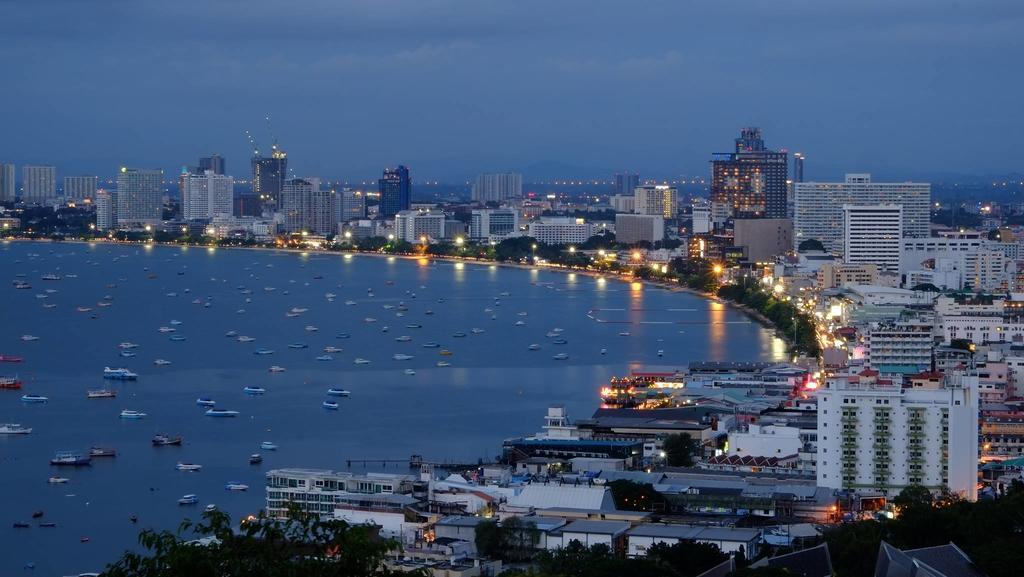 Peak Tower In Phatumnak Pattaya Extérieur photo